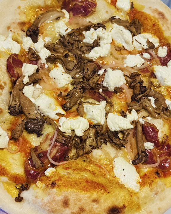 Juneau Natural Caprino e Funghi Piccanti Pizza - FROZEN